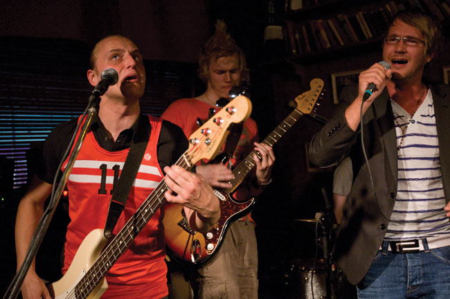 Ihme4set
Ja vielä vieraileva tähtikin taas lavalla
Avainsanat: Ihme4set Jaakko V Kotka Jaska Teemu Seppälä Lauri Yrjölä Toni Eurasto