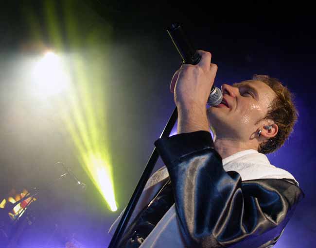 Ilkka Alanko pyjamassa
Neljä Ruusu 2004, Kotka Amarillo. Bändi tuli heittämään encoret yöasuihin sonnustautuneina.
Avainsanat: Ilkka Alanko Neljä Ruusua pyjama yöpuku encore laulaja