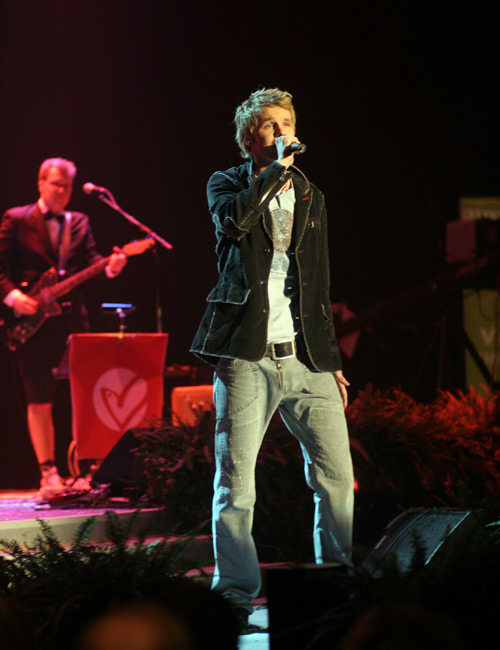 Ilkka TV-konsertissa
Ylen hyvät opettajat, Messukeskus, Helsinki 2006.
Avainsanat: Ilkka Jääskeläinen idoli Idols voittaja haaveesta totta opiskelija opettaja ylen hyvä TV telkkari jean s