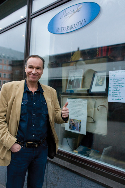 Isän jalanjäljillä
Ilkka "Ile" Vainio poseeraa ravintola Matkarakastajan edessä, Helsinki 2008.
Ilkka on paitsi levypomo myös tuottaja ja sanoittaja.
Avainsanat: Yleisessä saunassa Juha Junnu Watt Vainio tiedotustilaisuus Ilkka Ile poseerata Matkarakastaja sanoittaja Sipi Castrén Mauno Lehto Varastomies Isän jalanjäljillä
Ilkka "Ile" Vainio poseeraa ravintola Matkarakastajan edessä, Helsinki 2008.
Ilkka on paitsi levypomo myös tuottaja ja sanoittaja.
Avainsanat: Yleisessä saunassa Juha Junnu Watt Vainio tiedotustilaisuus Ilkka Ile poseerata Matkarakastaja sanoittaja Sipi Castrén Mauno Lehto Varastomies