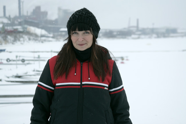 Poseeraus aallonmurtajalla
Irina Kotkassa 10.2.2006.
Avainsanat: Irina Lahtinen pipo ulkoilupuku lumisade talvi tehdas aallonmurtaja poseeraus lumi jää