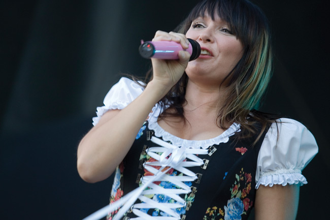 Irina 2007
Juhannusvauhdissa
Avainsanat: Irina Lahtinen Himos Festival juhannus hittilava pokkaa sul on ainakin käsi kapula kaunis pitsiröyhelö vauhdikas