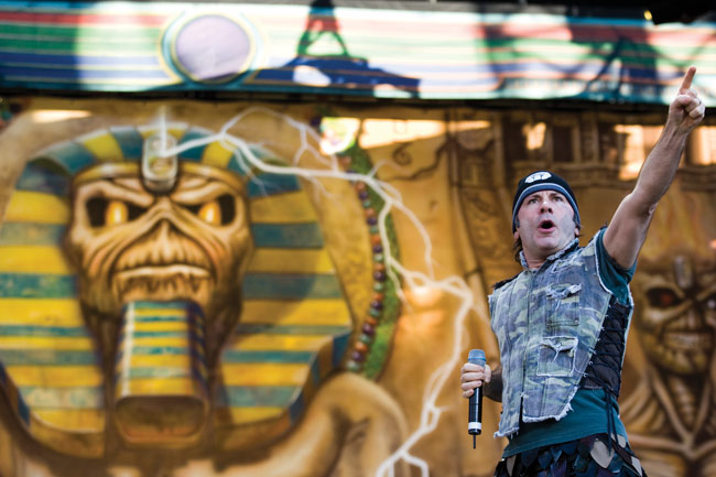One more!
Tilaako Bruce Dickinson vielä yhden sarkofagin?
Avainsanat: Iron Maiden heavy hevi Helsinki Olympiastadion Somewhere back in time Bruce Dickinson naamio Egypti