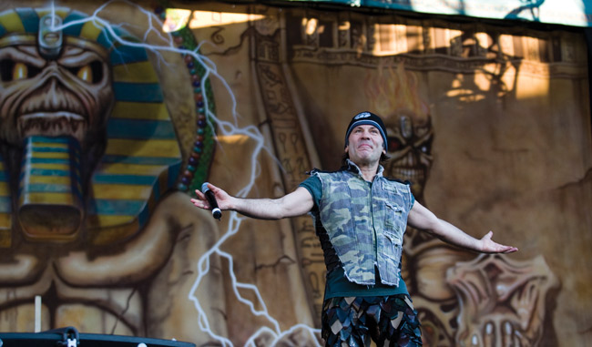 Can I play with madness
Bruce Dickinson ihmettelee suurinta areenaa, joka Iron maidenilla on ollut Suomessa.
Avainsanat: Iron Maiden heavy hevi Helsinki Olympiastadion Somewhere back in time Bruce Dickinson