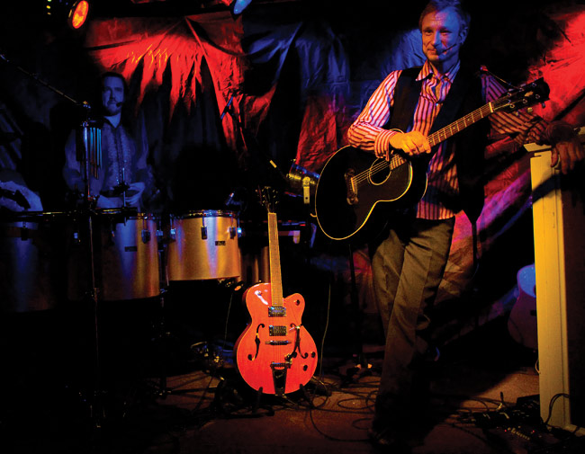 Ismo Alanko ja Teho Majamäki
House of rock, Kouvola 2007.
Avainsanat: Ismo Alanko Teholla Kouvola House of rock lauluntekijä taiteilija Teho Samuli Majamäki odottaa miettiä värikäs seisoa paikallaan