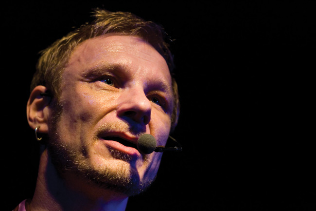 Ismo Alanko 2007
Avainsanat: Ismo Alanko Teholla Kouvola House of rock hetki hautausmaalla kasvokuva päämikrofoni lauluntekijä taiteilija