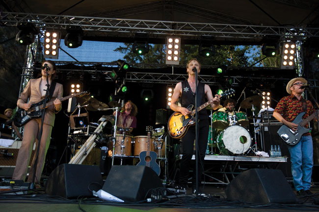 Ismo Alanko & Teho-osasto
Koko jengi, Pioneerifestivaali, Kouvola 2010
Avainsanat: Ismo Alanko Teholla Pioneerifestivaali Kouvola Koria Teho Majamäki Timo Kämäräinen Zarkus Poussa Jape Karjalainen