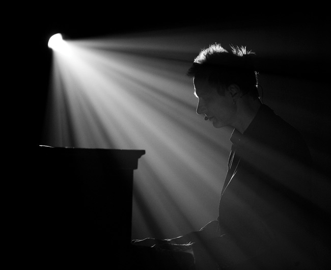 Pianisti
Ismo Alanko
Avainsanat: Ismo Alanko Teholla mustavalkoinen piano vastavalo silhuetti lauluntekijä pianisti