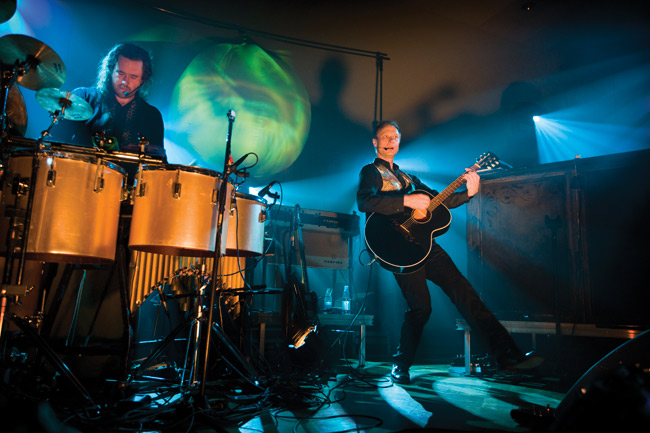 Ismo Alanko Teholla 2008
Konserttitalo, Kotka 2008.
Avainsanat: Ismo Alanko Teholla Teho Majamäki duo kokobändi rummut lyömäsoittimet kaksi