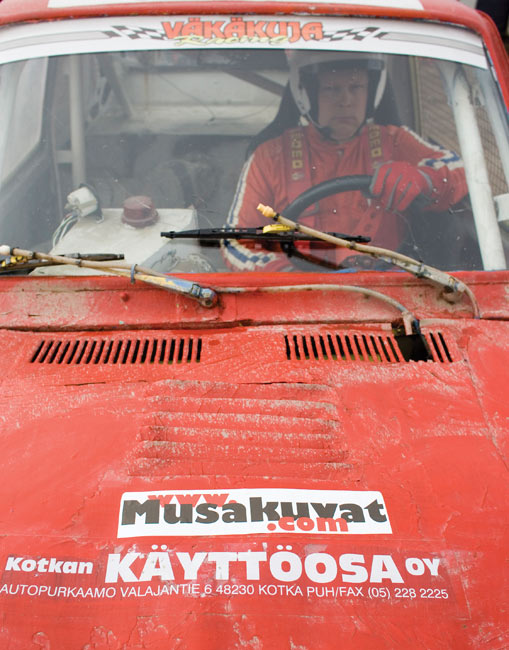 Asenne
Avainsanat: Musakuvat goes jokkis jokamiesluokka kilpa-autoilu vauhti sponsori sponsoroida promootio Tero Jaatinen kuljettaja keskittyä käyttöosa oy