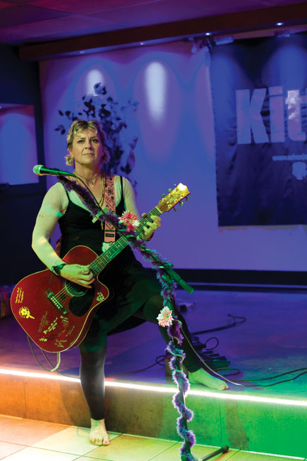 Raspikurkku seisaalla
Jane Kitto, Yellari, Kotka 2009.
Avainsanat: Jane Kitto Yellari Kotka