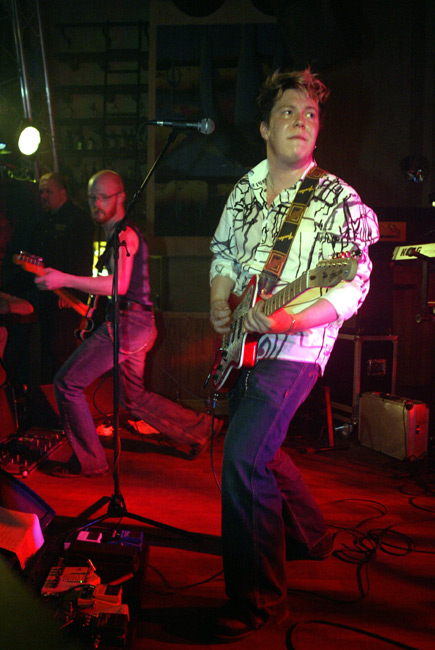 Wickholm soittaa
Jani Wickholm soittaa ja komppikitaristi ihmettelee. Amarillo, Kotka 2004.
Avainsanat: Jani Wickholm kitaristit komppikitara lavalla idols