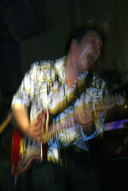 Wickholm riehuu
Jani Wickholm antaa kitaran puhua ja kielen näyttää.
Avainsanat: Jani Wickholm kitara kitaristi kieli riehuu liike liike-epäterävyys