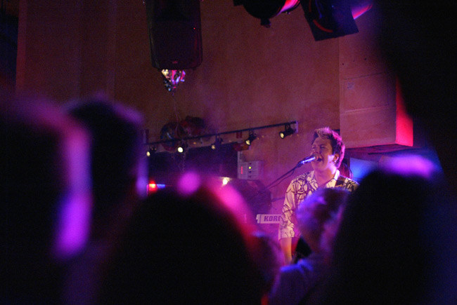 Siellä se on
Jani Wickholm yleisön silmin. Eturiviin ei ole aina helppo päästä. Amarillo 2004, Kotka.
Avainsanat: Jani Wickholm idols lava yleisö kaukana näkyy vilahtaa