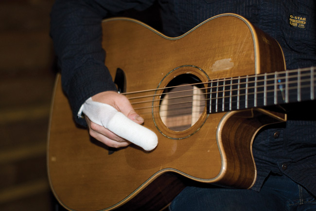 "Harjaushommat onnistuu"
Wickholm kertoi sormen jääneen oven väliin. Plektra on peukalon ja keskisormen välissä, mutta harjaushommat onnistunuvat.
Avainsanat: Jani Wickholm Idols Hovi Pub Kotka akustinen kitara sormi paketissa murtunut