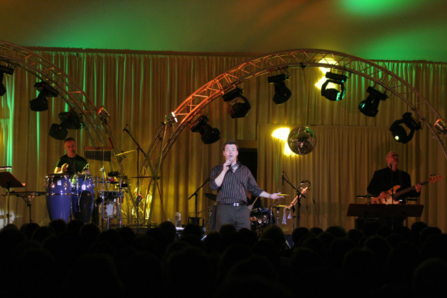 Konsertti
Lavalla Jari Sillanpää, Kotkan konserttitalo 2005.
Avainsanat: Jar Sillanpää konsertti lava valot iskelmätähti