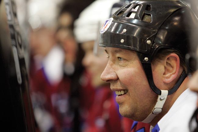 Jari Kurri
...naureskelee vaihdossa, Kotka 2007
Avainsanat: Jari Kurri Pietarinkadun oilers vaihtopenkki jääkiekko jääkiekkoilija nhl legenda urheilija nauraa naureskella iloinen vaihdossa kypärä Jari Kurri
...naureskelee vaihdossa, Kotka 2007
Avainsanat: Jari Kurri Pietarinkadun oilers vaihtopenkki jääkiekko jääkiekkoilija nhl legenda urheilija nauraa naureskella iloinen vaihdossa kypärä