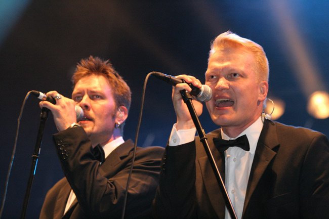 Antti ja Timo
Jean S. pistää parastaan Meripäiväareenalla, Kotka 2005.
Avainsanat: Jean S. Antti Paavilainen Timo Kärkkäinen cover show pari kaksikko finnhits puku rusetti Antti ja Timo
Jean S. pistää parastaan Meripäiväareenalla, Kotka 2005.
Avainsanat: Jean S. Antti Paavilainen Timo Kärkkäinen cover show pari kaksikko finnhits puku rusetti