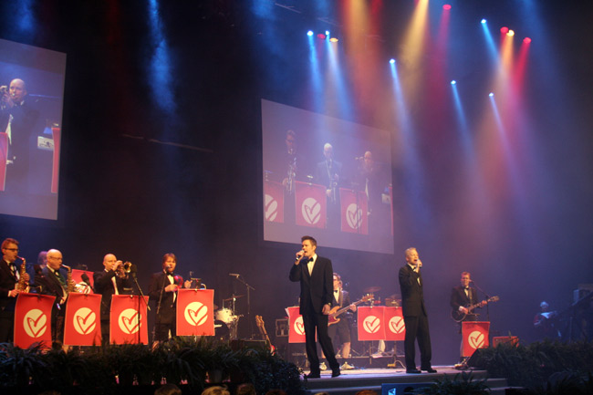 Jean S. TV-konsertin lavalla
Ylen hyvät opettajat, Messukeskus, Helsinki 2006.
Avainsanat: Jean S. Ylen hyvät opettajat TV-konsertti