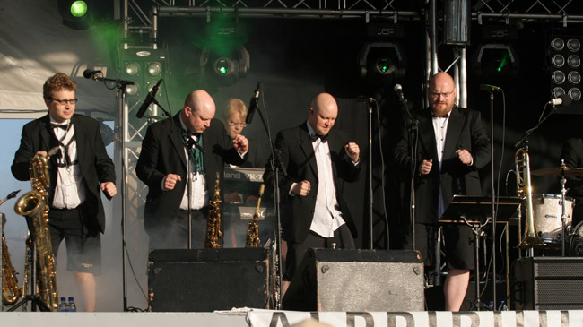 Puhallinsektio jammaa
Avainsanat: Jean S. puhallinsektio puhaltimet jammata tanssia esiintyä pelleillä bilemusaa