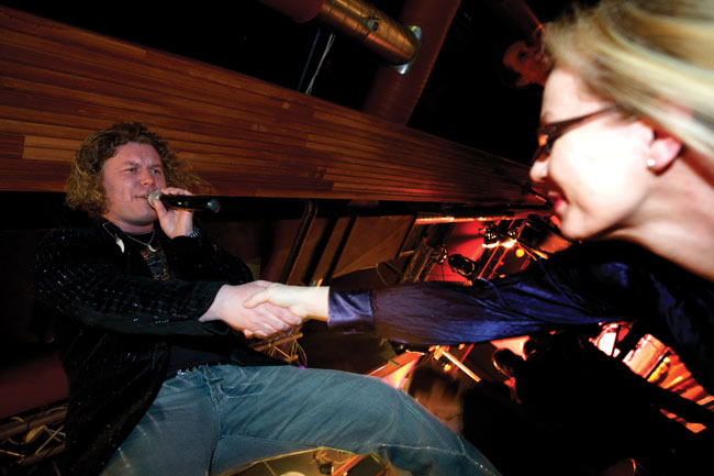 Saanko luvan
Jerry hakee
Avainsanat: Jerry B Mulligan's Mulligans Kouvola uusi vuosi covershow hakea nainen seisoo pöydällä