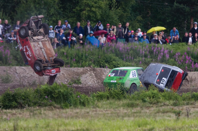 Jaatinen väistelee lentäviä autoja
Jokamies SM, Kotka 2008.
Avainsanat: Jokkis jokamiesluokan yleinen SM kotkan moottoriurheilukeskus Tero Jaatinen XTC Musakuvat promootio kaato lentää kolari onnettomuus väistää selvitä
