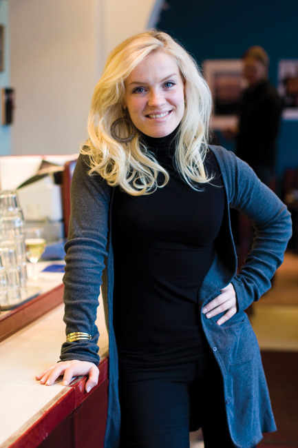 Jonna Kosonen
Tiedotustilaisuus, Matkarakastaja, Helsinki 2008.
Avainsanat: Yleisessä saunassa Juha Junnu Watt Vainio tiedotustilaisuus Jonna Kosonen nojata tiski Nylon Beat Jonna's Problem Jonna Kosonen
Tiedotustilaisuus, Matkarakastaja, Helsinki 2008.
Avainsanat: Yleisessä saunassa Juha Junnu Watt Vainio tiedotustilaisuus Jonna Kosonen nojata tiski Nylon Beat Jonna's Problem