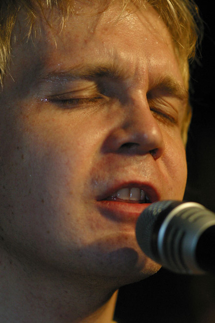 Mitä silmät ei nää
Juha Tapio tulkitsee silmät suljettuina.
Avainsanat: Juha Tapio mitä silmät ei nää laulaja kiinni lähikuva kasvot hiki gospel Mitä silmät ei nää
Juha Tapio tulkitsee silmät suljettuina.
Avainsanat: Juha Tapio mitä silmät ei nää laulaja kiinni lähikuva kasvot hiki gospel
