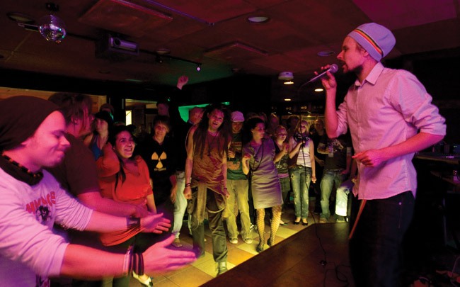Reggae-ilta
Jukkapoika
Avainsanat: Jukkapoika Jukka Rousu reggae Yellari Kotka yleisö