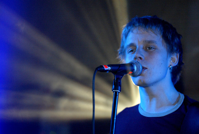 Jussi Saxlin
Idolsista tuttu Jussi Saxlin kuuluun Irinan "laulaviin nuoriin miehiin" ja soittaa bändissä bassoa. Amarillo 2005, Kotka.
Avainsanat: Jussi Saxlin idols Irina basisti valot taustalaulaja