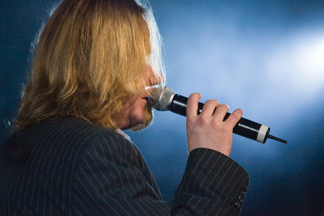 Jussi Hakulinen
Yön musiikillinen kivijalka kävi vetämässä syksyn 2007 konserttikiertueella neljä biisiä.
Avainsanat: Yö Valtakunta konserttikiertue Jussi Hakulinen biisintekijä säveltäjä sanoittaja joutsenlaulu