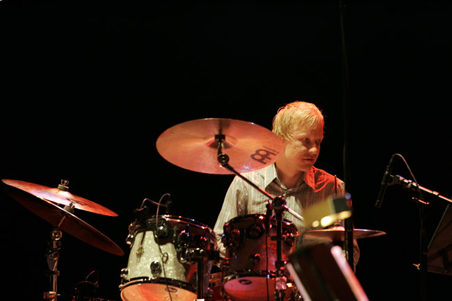 Kalle Torniainen viihdekonsertin rumpalina ja kapellimestarina
Yleisessä saunassa, Junnu Vainio viihdekonsertti, Kotka 2006.
Avainsanat: Kalle Torniainen rumpali kapellimestari yleisessä saunassa junnu vainio viihdekonsertti teatteri rummut Kalle Torniainen viihdekonsertin rumpalina ja kapellimestarina
Yleisessä saunassa, Junnu Vainio viihdekonsertti, Kotka 2006.
Avainsanat: Kalle Torniainen rumpali kapellimestari yleisessä saunassa junnu vainio viihdekonsertti teatteri rummut