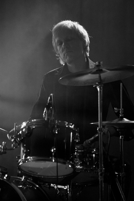 Nautinnollisesti rumpujen takana
Kalle Torniainen, Konserttitalo, Kotka 2008.
Avainsanat: Yleisessä saunassa Juha Junnu Watt Vainio konserttitalo Kotka Kalle Torniainen rummut rumpali nauttia mustavalkoinen Nautinnollisesti rumpujen takana
Kalle Torniainen, Konserttitalo, Kotka 2008.
Avainsanat: Yleisessä saunassa Juha Junnu Watt Vainio konserttitalo Kotka Kalle Torniainen rummut rumpali nauttia mustavalkoinen