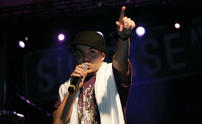 Tuolla
Avainsanat: Kapasitettiyksikkö rap Seukkarit pyyhe lippis osoittaa