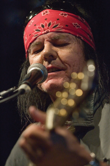 Kevysti kitaralla
Peitsamo osaa minimalismin
Avainsanat: Kari Peitsamo huivi perusrock minimalismi naivi ironia tampere tammerfest krapula pakkahuoneen klubi