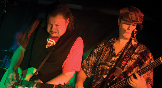 Hauskaa hampaa irvessä
Kauppalan pojat 2009
Avainsanat: Kauppalan pojat cover hassisen kone Sams sam's pub Kotka