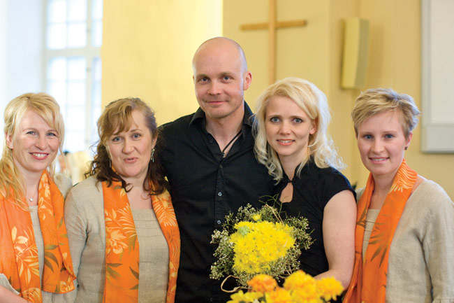 Jälkiposeeraus
Juha Tapio, Marjo Tamminen ja Kymi Contenton laulajia, Kymin kirkko, Kotka 2009.
Avainsanat: Kymi Contento kuoro hengellinen gospel Toivon ja lohdun konsertti Kymin kirkko Juha Tapio Marjo Tamminen