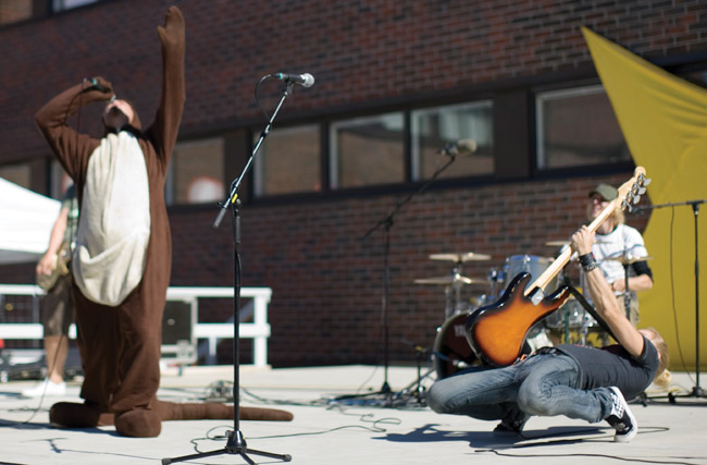 Notkea basisti
Ilari Hämäläinen näyttää akrobaattista lavashowta
Avainsanat: Kengurumeininki lasten meripäivät Kotka Pekkasen koulu akrobaattinen notkea kaato kaatuaa selälleen Mikko Siren Pekka Malkki Klaus Tuominen Ilari Hämäläinen aurinko tiiliseinä