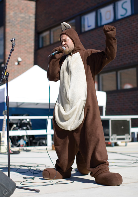 Herra Kenguru
Avainsanat: Kengurumeininki lasten meripäivät Kotka Pekkasen koulu Pekka Malkkihauskaa kivaa mukavaa herra Kenguru pussi puku naamiaisasu häntä eläinasu