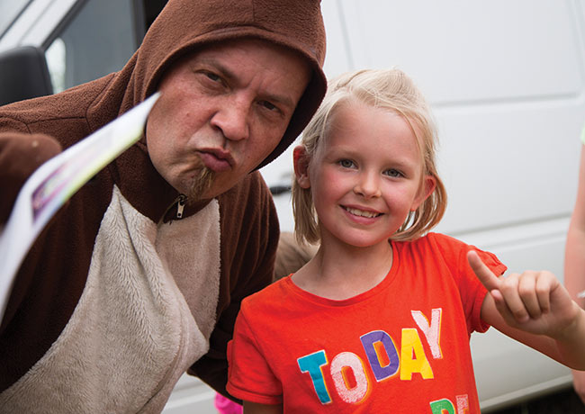 Yhteisposeeraus
"Pidän Kengurusta, koska se on niin hauska"
Avainsanat: Kengurumeininki Löytty open air poseeraus tyttö