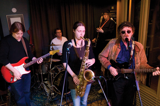 Kingside
Karoliina, Kotka 2009
Avainsanat: Kingside Karoliina Kotka rock'n'roll Sanna Härski Vekku Clapa saksofoni Kärsä