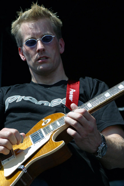 Kitaristi
Kenny Bräck sooloileen ennen Nashvillen IRL-kisaa, 2003.
Avainsanat: Kenny Bräck kitaristi kitara lasit soolo IRL indy racing league Pioneer