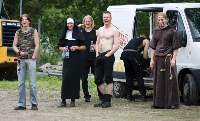Ennen keikkaa
Kivimetsän Druidi melkein valmiina lavalle
Avainsanat: Kivimetsän Druidi folkmetalli keskiaika fantasia rooliasut Koria-Roll Elimäki 2007 festivaali pakettiauto Ennen keikkaa
Kivimetsän Druidi melkein valmiina lavalle
Avainsanat: Kivimetsän Druidi folkmetalli keskiaika fantasia rooliasut Koria-Roll Elimäki 2007 festivaali pakettiauto