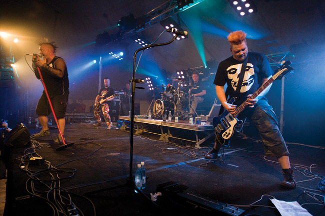 Basistin puolelta
Klamydia, Summer of rock, Kouvola 2008.
Avainsanat: Klamydia punk Kouvola Summer of rock Vesa Vesku Jokinen Sami Kohtamäki Jari Helin Riku Purtola