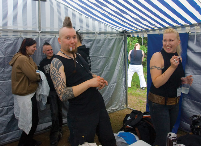 Keikan jälkeen
Ruoska pitää fanitapaamista ja toipuu keikasta.
Avainsanat: Koria-Roll Elimäki Kallioniemi festari festivaali keikan jälkeen takahuone teltta mohikaani pissalla kusella rako humoristinen hauska fanit Keikan jälkeen
Ruoska pitää fanitapaamista ja toipuu keikasta.
Avainsanat: Koria-Roll Elimäki Kallioniemi festari festivaali keikan jälkeen takahuone teltta mohikaani pissalla kusella rako humoristinen hauska fanit