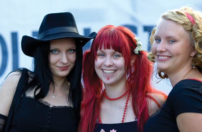 "Ota meistä kuva!"
Avainsanat: Koria-Roll Elimäki Kallioniemi festari festivaali tytöt lävistys kaunis iloinen seksikäs punapää hattu helmet "Ota meistä kuva!"
Avainsanat: Koria-Roll Elimäki Kallioniemi festari festivaali tytöt lävistys kaunis iloinen seksikäs punapää hattu helmet