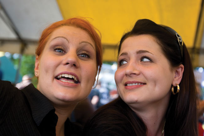 Tolpat-faneja
Avainsanat: Koria-Roll Elimäki Kallioniemi yleisö fanit naiset Tolpat iloinen Tolpat-faneja
Avainsanat: Koria-Roll Elimäki Kallioniemi yleisö fanit naiset Tolpat iloinen