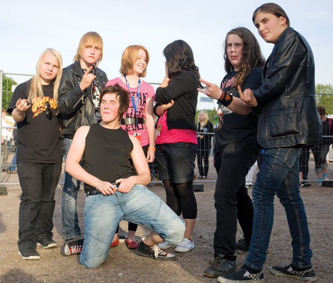 Sturm und Drang tapaa faneja ja poseeraa
Avainsanat: Koria-Roll Elimäki Kallioniemi yleisö fanit Sturm und Drang poseetara Sturm und Drang tapaa faneja ja poseeraa
Avainsanat: Koria-Roll Elimäki Kallioniemi yleisö fanit Sturm und Drang poseetara