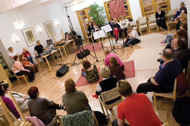 Levyn teossa
Jotain on saatu nauhalle, Helilän seurakuntatalo, Kotka 2008.
Avainsanat: Kymi Contento gospelkuoro Kotka huivi Pidä kädestä kiinni levyn teko kuunnella istua piiri
