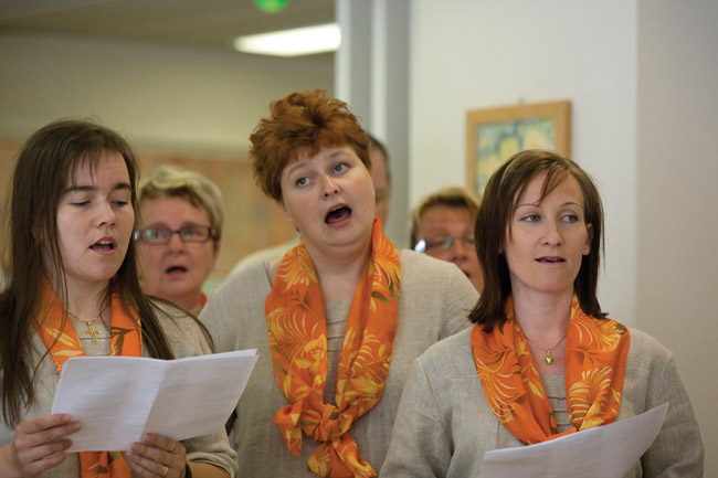 Antaumuksella
Kymi Contento, Karhulan päiväsairaala 2008.
Avainsanat: Kymi Contento gospelkuoro Kotka huivi Pidä kädestä kiinni päiväsairaala Tarja Salminen Marika Pohjantuli Suvi Anttila Laitisen Pirjo Laitinen